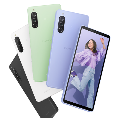 背面向前的黑色、白色、鼠尾草綠色和薰衣草色 Xperia 10 V 智能手機，以及一部顯示著一名年輕女子的圖片、正面向前的薰衣草色 Xperia 10 V