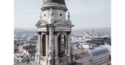 도시 풍경을 배경으로 바실리카 타워를 FL2(필름 2) 모드로 촬영한 이미지