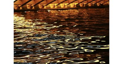 VV2(비비드2) 모드로 촬영한 반사하는 수면 이미지