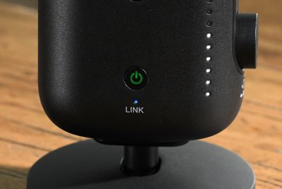 Image produit montrant la molette de réglage du niveau audio sur le microphone, avec les voyants LED allumés