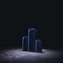 Fotografía de tres parlantes, el ULT TOWER MAX, el ULT TOWER 7 y el ULT TOWER 5, sobre un piso de concreto con un fondo oscuro. Los tres tienen iluminación LED azul alrededor de las rejillas frontales.