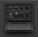 Imagen en estudio en primer plano de la entrada negra posterior y del panel de control del parlante ULT TOWER 5. El panel cuenta con un compartimento de entradas empotrado ubicado debajo de una pequeña luz blanca, que incluye puertos físicos USB-C, USB-A, un conector "MIC" con una perilla de volumen, entradas RCA "LINE 1" y puertos XLR balanceados "LINE 2" y "LINE OUT" situados sobre una cubierta rectangular plegable de protección.