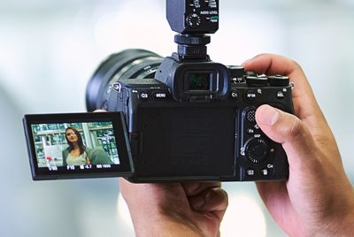 صورة لمنشئ فيديو يتلقط الصور باستخدام تثبيت الصورة في الوضع النشط داخل الكاميرا، بدون معدات أخرى غير الكاميرا
