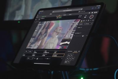Imagen de una persona usando una tablet y el RM-IP500