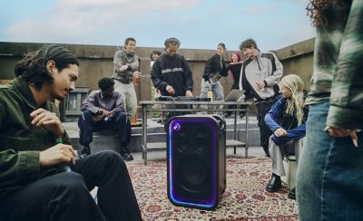 Una imagen de producto en estudio muestra un parlante para fiestas ULT TOWER 7 de Sony negro en posición vertical sin su rejilla frontal sobre un fondo blanco. Una superposición translúcida revela la configuración interna, que incluye un gran woofer principal en la parte inferior, dos diafragmas de rango medio y varios tweeters más pequeños cerca de la parte superior. Cerca de la base de la caja también se destaca una estructura de conducto Bass Reflex interno.
