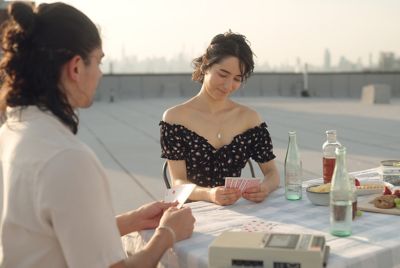 Obrázok dvoch žien hrajúcich kartovú hru