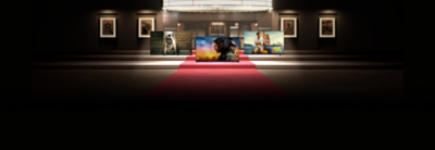 Tre Sony Bravia TV'er p&aring; et r&oslash;dt t&aelig;ppe i glamour&oslash;se omgivelser.