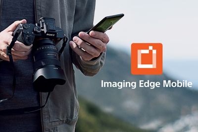 手持 α1、智能手機和 Imaging Edge Mobile 標誌的男士