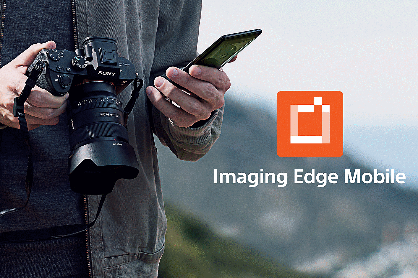 Muž držící fotoaparát α1 a smartphone a logo aplikace Imaging Edge Mobile