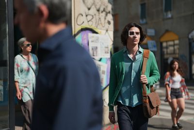 Imagen de ejemplo de una multitud con el hombre en el centro enfocado