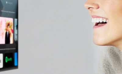 Close-up van vrouw die tv handsfree bedient