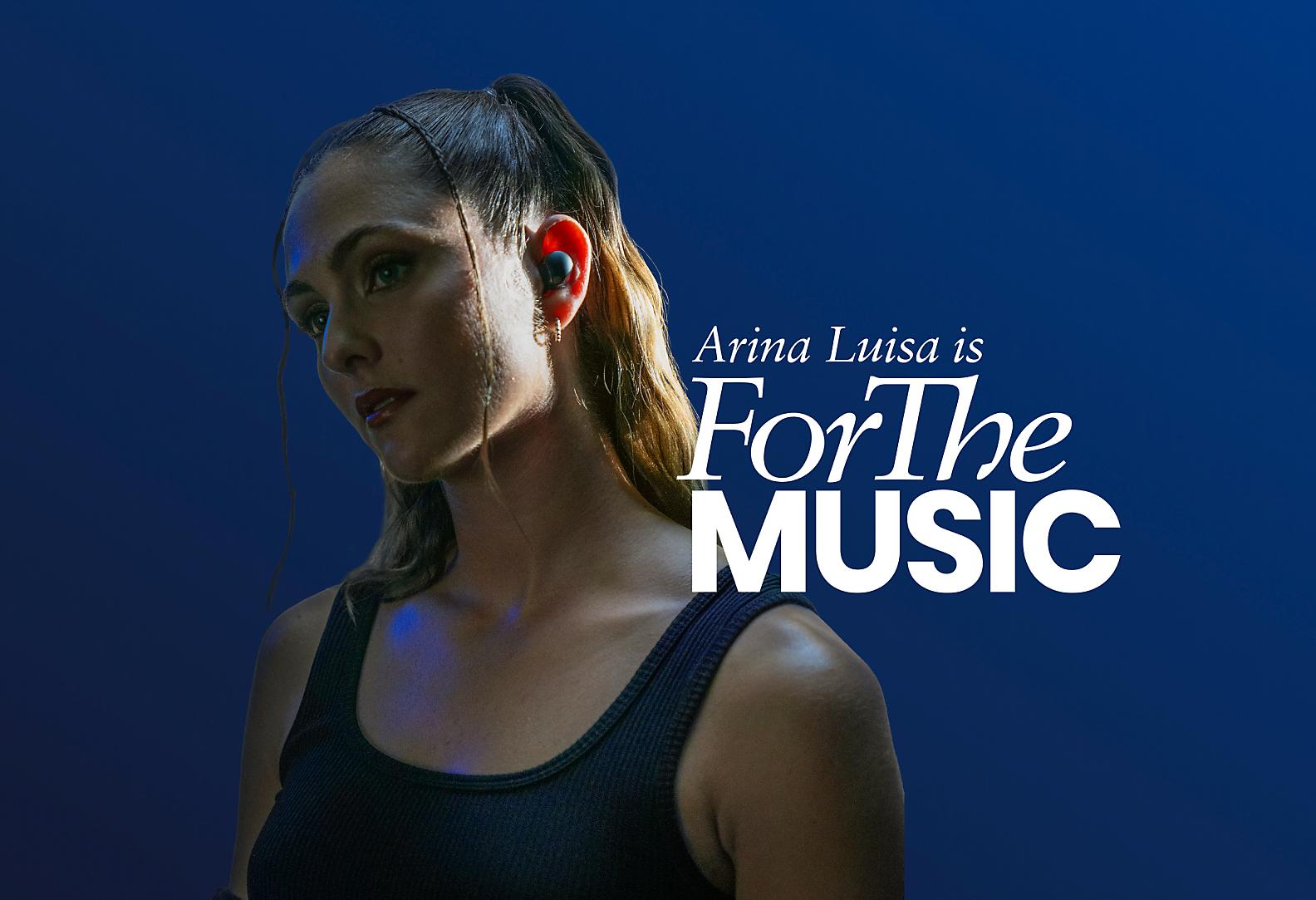 Sony-Musik Künstler Arina Luisa mit ihre WF-1000XM5 Kopfhörer