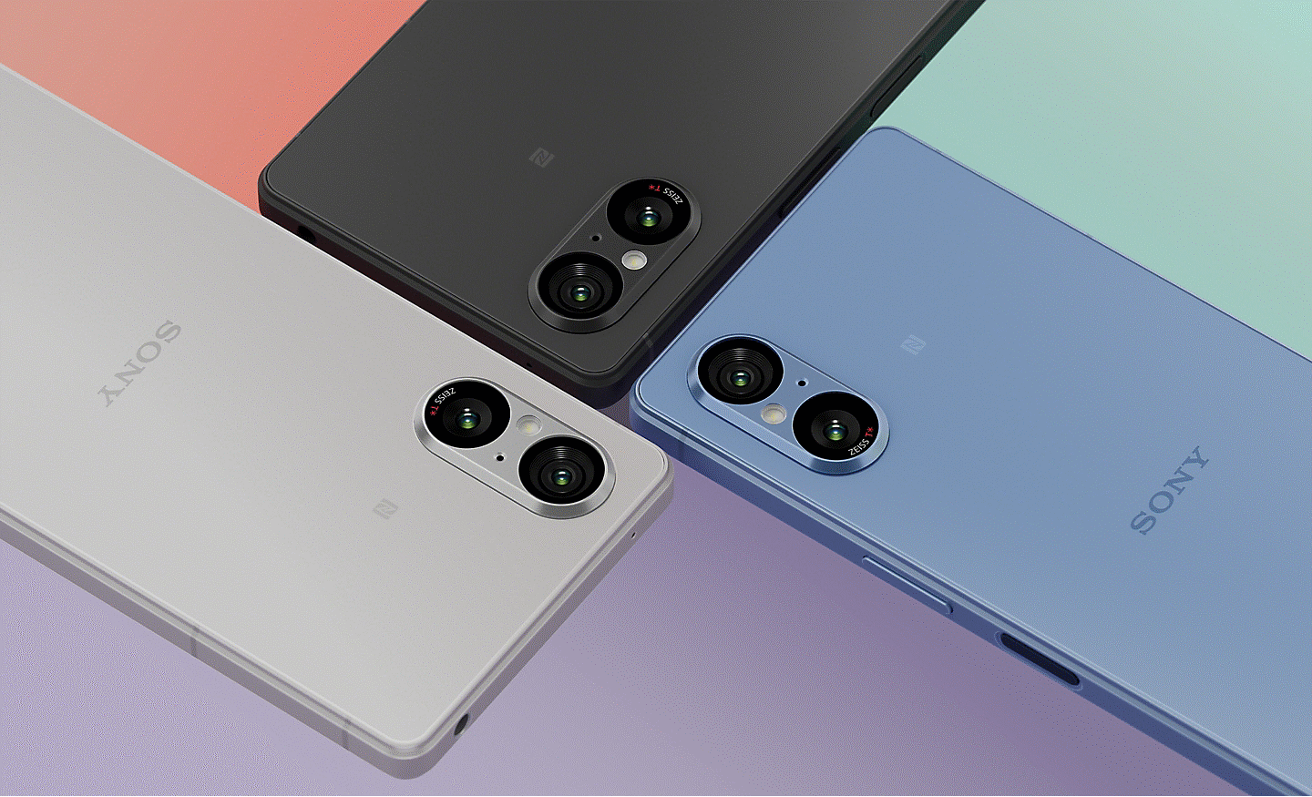 Obrázok troch smartfónov Xperia 5 V v čiernej, striebornej a modrej farbe, sú nasmerované tak, aby sa stretli v strede obrázka