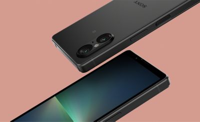 Изображение задней и передней части черного Xperia 5 V, снятое под углом и встречающееся в середине изображения.