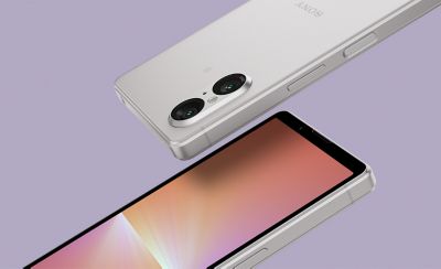 Image of the back and front of a silver Xperia 5 V shot at an angle and meeting in the middle of the image