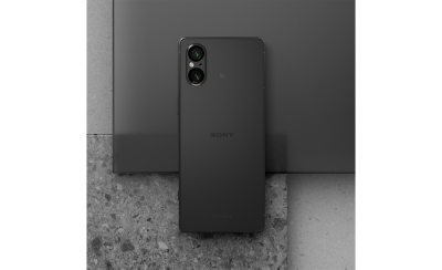 黑色 Xperia 5 V 置於一塊黑色膠片和灰色花崗岩上的圖片