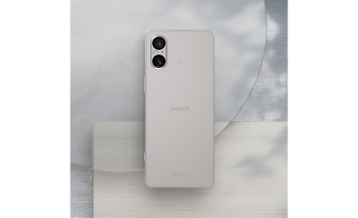 銀色 Xperia 5 V 置於不同天然灰色物料上的圖片