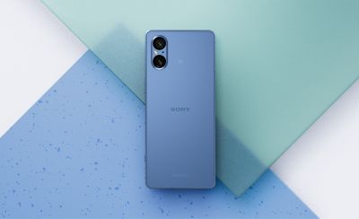 藍色 Xperia 5 V 立在一片玻璃和藍色花崗岩上的圖片