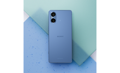 藍色 Xperia 5 V 立在一片玻璃和藍色花崗岩上的圖片