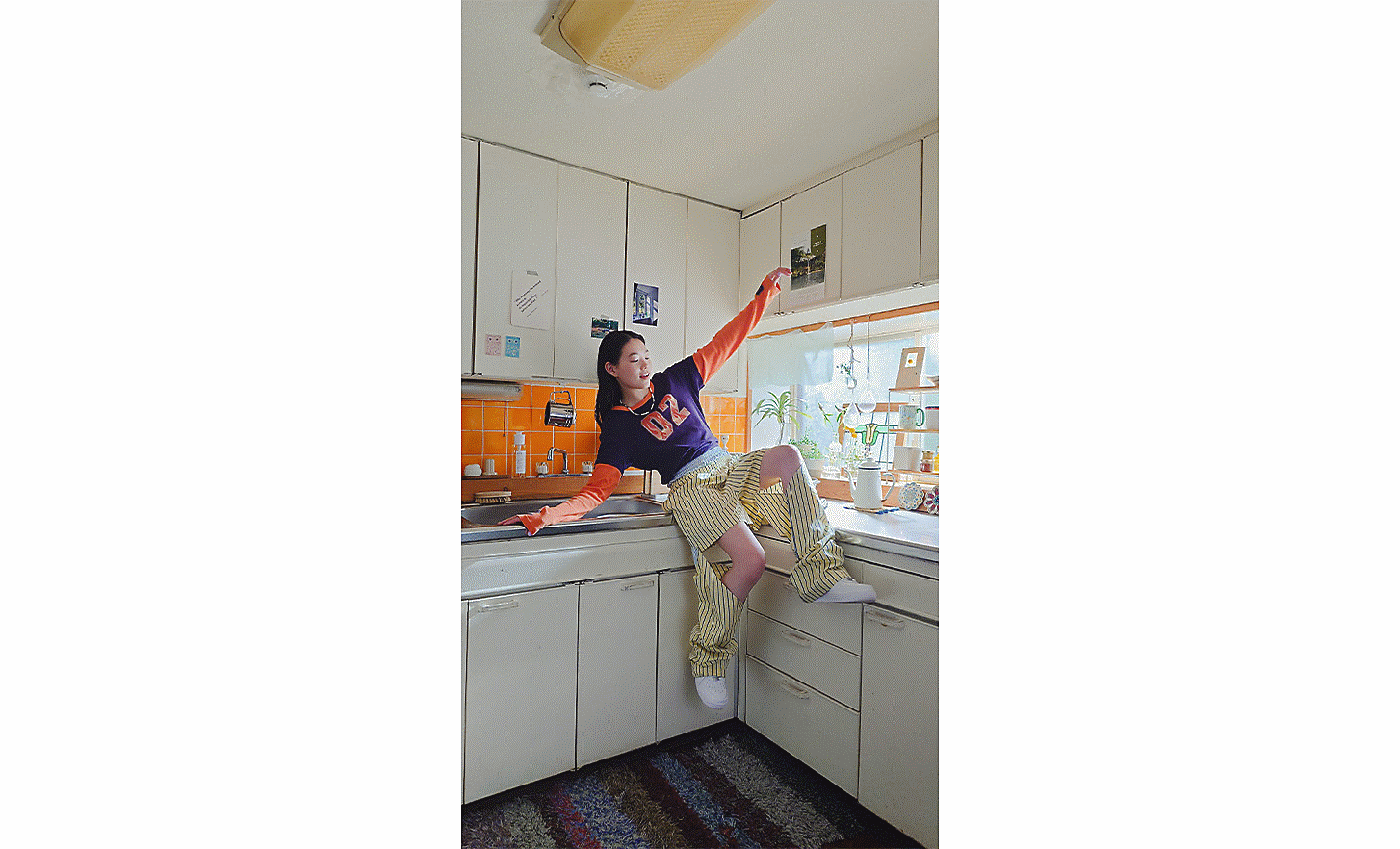 Image d'une personne posant sur ses meubles de cuisine