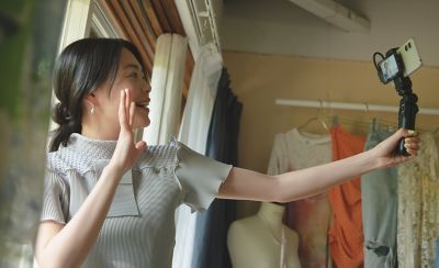 一個人使用 Xperia 5 V 和手持錄影設備製作影像網誌的圖片