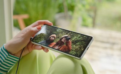 一個人在明亮環境下坐在窗邊用 Xperia 5 V 觀看影片的圖片