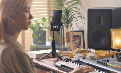 一個人在 Xperia 5 V 上彈奏鍵盤並錄音的圖片