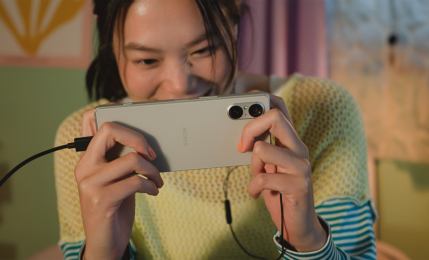 Image d'une personne jouant à un jeu sur son Xperia 5 V pendant que celui-ci se charge