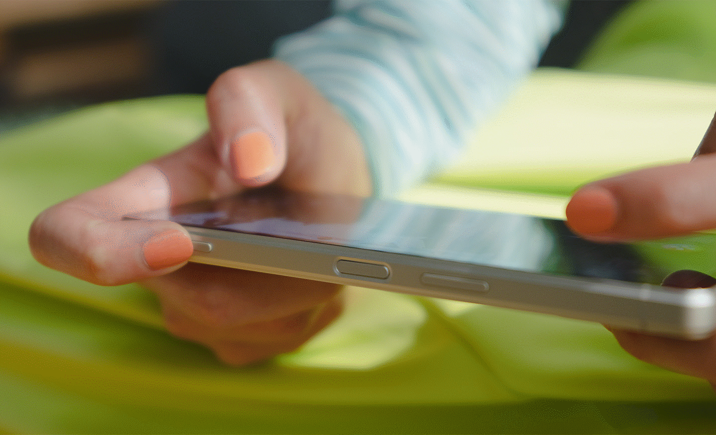 Ảnh cận cảnh một người đang chơi game trên Xperia 5 V với ngón tay lướt trên nút chụp