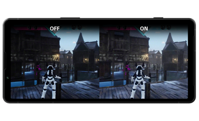 Xperia 5 V с разделенным внутриигровым изображением на экране: левый экран темный, текст выключен, правый светлый, текст включен.