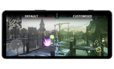 Xperia 5 V с разделенным изображением игры на экране, цвета различаются: текст ПО УМОЛЧАНИЮ слева и НАСТРОЙКА справа.