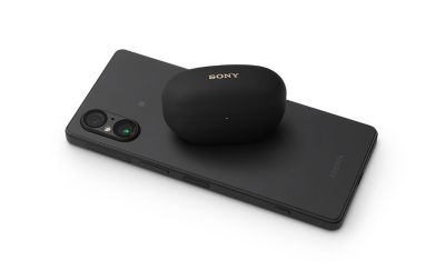 黑色 Xperia 5 V 的圖片，後方放著 Sony 耳機充電盒
