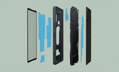綠色背景下的 Xperia 5 V 分解圖，顯示其內部組件