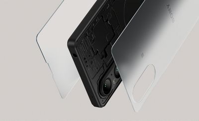 Увеличенное изображение Xperia 5 V со стеклянными панелями спереди и сзади.