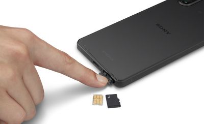Изображение человека, открывающего слот для SIM-карты на Xperia 5 V, рядом с ним две сим-карты.