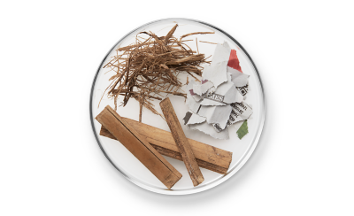 玻璃盤上的木材和紙材圖