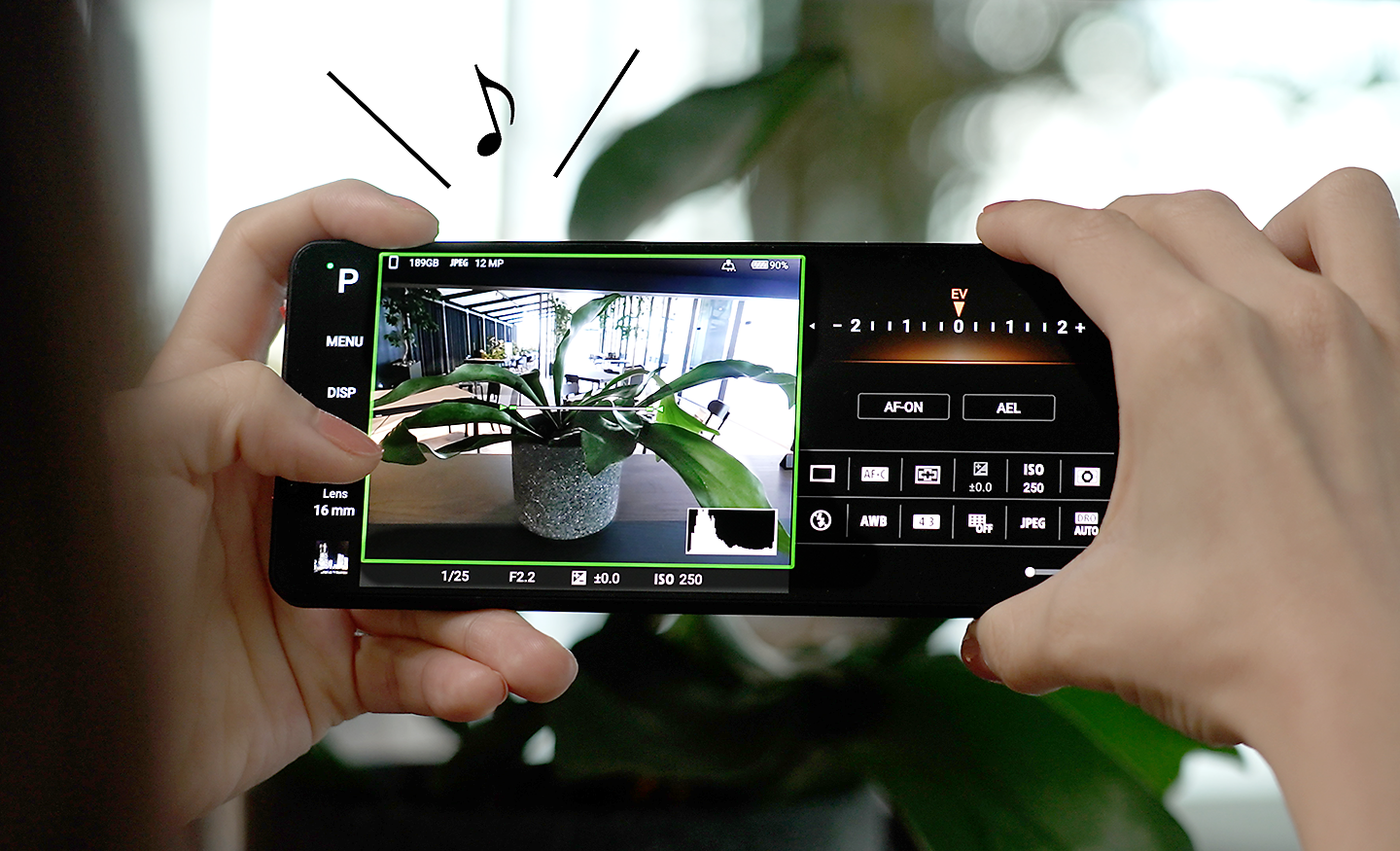 Image d'une personne prenant une photo avec Photography Pro sur un Xperia 5 V avec une note de musique et des lignes indiquant un son