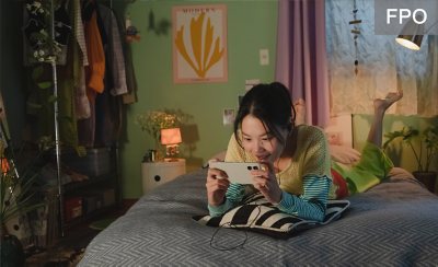 一個人戴著白色耳機從 Xperia 5 V 聽音樂，並隨著音樂唱歌的圖片