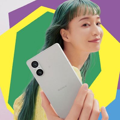 人物拿著一隻 Xperia 手機的圖片，粉紅色背景上面有彩色形狀。