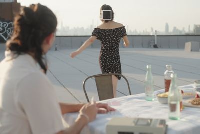 Imagen de una mujer caminando y de otra sentada mirándola