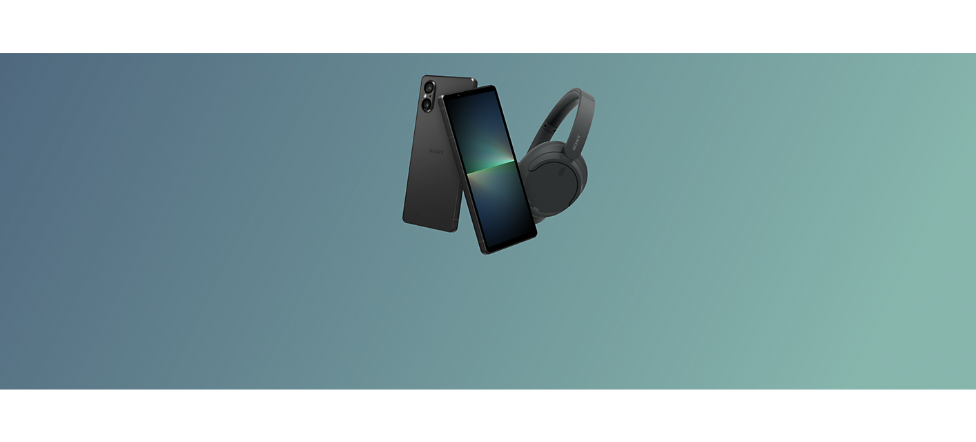 Un Xperia 5 V negro frente a un fondo de degradado azul verdoso con los auriculares WH-CH720N