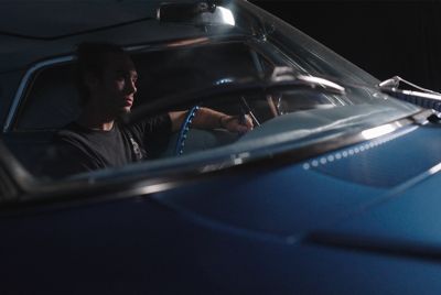 Imagen de un hombre en un auto