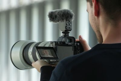 Snímek muže držícího fotoaparát