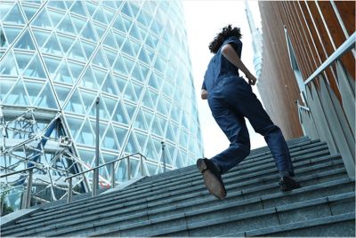 Imagen de ejemplo de un hombre subiendo unas escaleras corriendo