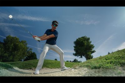 Imagen de ejemplo de un golfista balanceando un palo para lanzar un golpe