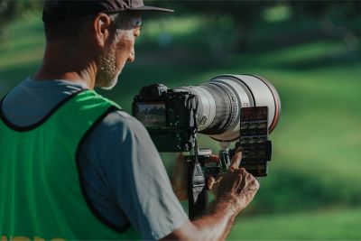 Imagen de uso de un hombre usando su smartphone mientras toma capturas con la cámara