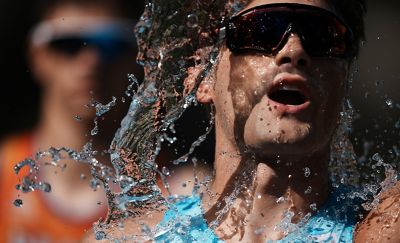 Imagen de ejemplo de un triatleta salpicándose agua en la cara
