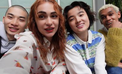 Selfie de cuatro modelos capturada en la cámara vlogging ZV-1 II