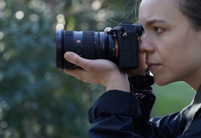 Usage image of a woman looking through the camera viewfinder 