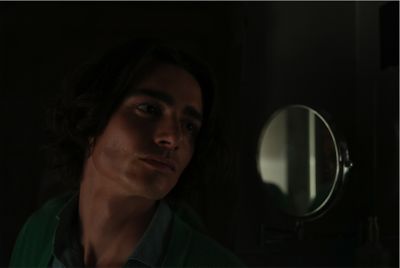 Imagen de ejemplo de un retrato de un hombre en un entorno oscuro